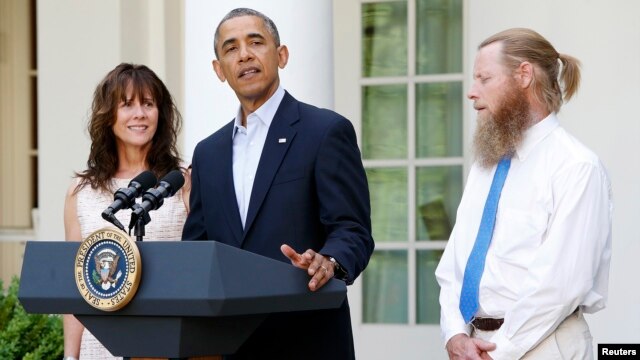 U.S. President Barack Obama stands with Bob Bergdahl (R) and Jami Bergdahl (L) as he delivers a statement about the release of their son, prisoner of war U.S. Army Sergeant Bowe Bergdahl, in the Rose Garden at the White House in Washington May 31, 2014.