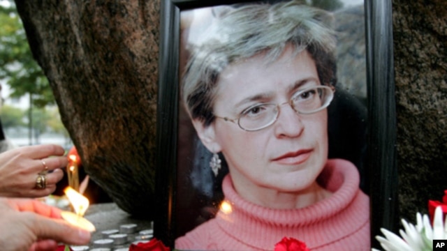 People light candles next to a portrait of Russian journalist Anna Politkovskaya during a rally in St. Petersburg (File 2006)