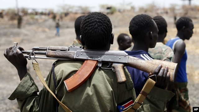 A South Sudanese soldier holds his rifle near an oil field in 2012. Sudan will release 5 SPLA POWs next week. (Reuters)