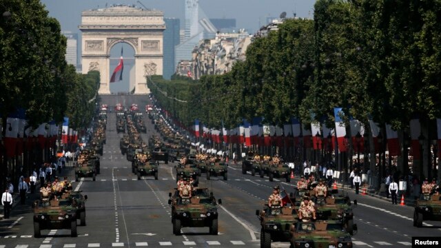 Xe bọc thép của quân đội Pháp diễu hành xuống đại lộ Champs Elysees ở Paris, ngày 14/7/2013.