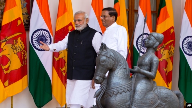 Tổng thống Sri Lanka Maithripala Sirisena được Thủ tướng Ấn Độ Narendra Modi đón tiếp tại New Delhi, ngày 16/2/2015.