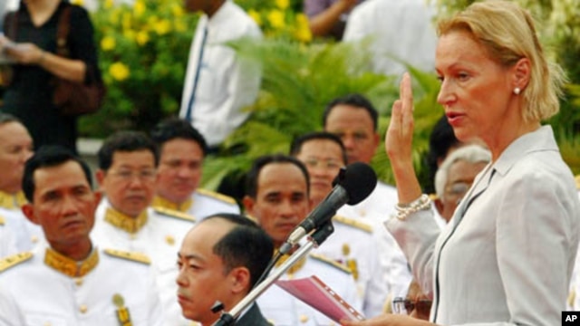Foreign judge Agnieszka Klonowiecka-Milart takes an oath during the swearing in ceremony at the royal palace in Phnom Penh in this July 3, 2006 file photo.