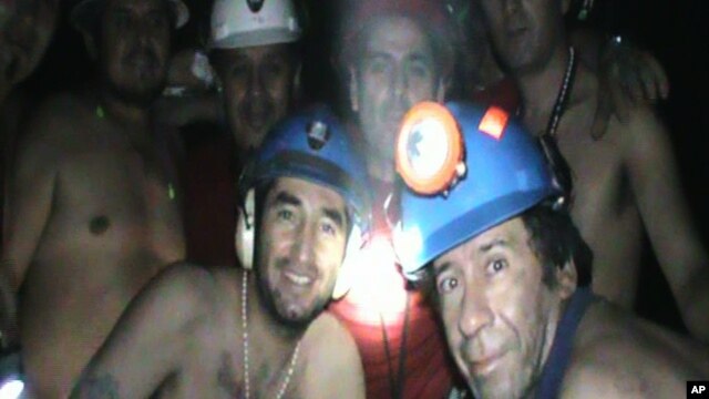 En esta imagen aparecen varios de los 33 mineros el 17 de septiembre de 2010, cuando ya llevaban casi un mes y medio encerrados.