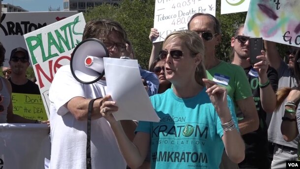 Susan Ash, founder of the American Kratom Association, speaks at a Washington rally she helped organize in support of keeping kratom legally available to the U.S. public, Sept. 13, 2016. (V. Gunawan/VOA)