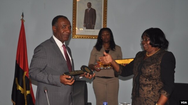 Tomada de posse de Isac dos Anjos como governasdor do Namibe (VOA / A. Chicoca)