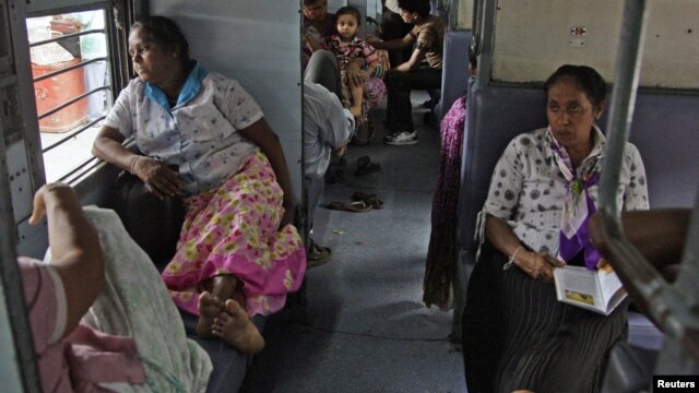 Train passengers wait for electricity to be restored at a railway station in the northern Indian city of Allahabad, July 30, 2012.