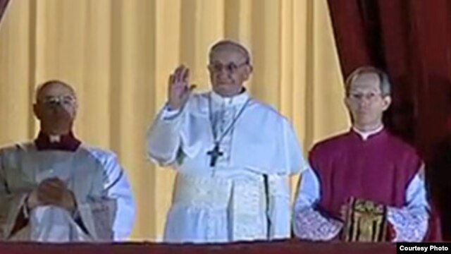 Đức Giáo Hoàng Francis (giữa) nói chuyện với đám đông, 13/3/2013. (Vatican TV)
