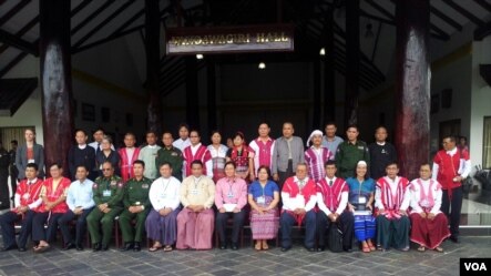 KNU နဲ႔ ျမန္မာအစိုးရၿငိမ္းၿငိမ္းေရးေဖာ္ေဆာင္ေရးအဖဲြ႔တို႔ ဖားအံၿမိဳ႕မွာ တတိယအႀကိမ္ အပစ္ရပ္ေရး ေဆြးေႏြးခဲ့ၾကစဥ္။ (ဧၿပီလ၊ ၂၀၁၂၊)