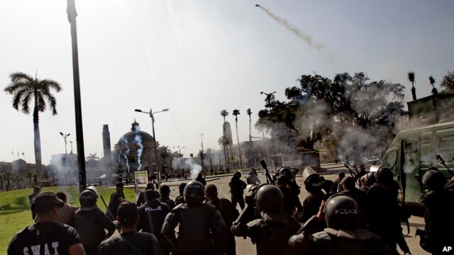 Picha ya Maktaba, polisi wakizuia maandamano Cairo, Misri.