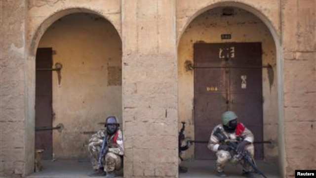 Des soldats maliens à l'affût des islamistes inflitrés dans le centre de Gao, le 10 février 2013.