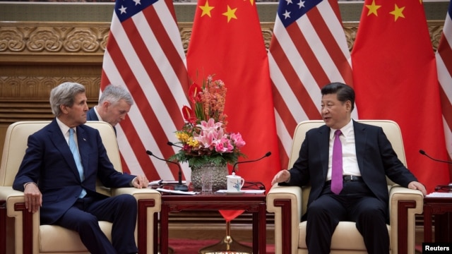 Ngoại trưởng Mỹ John Kerry nói chuyện với Chủ tịch Trung Quốc Tập Cận Bình Sảnh đường Nhân dân Bắc Kinh, ngày 7/6/2016.