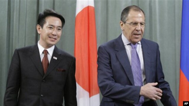 Russian Foreign Minister Sergey Lavrov (r) and Japanese Foreign Minister Seiji Maehara at their meeting in Moscow, February 11, 2011