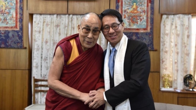 What’s it like to meet the Dalai Lama? - Asia Weekly - November 24, 2016 What’s it like to meet the Dalai Lama? - Asia Weekly - November 24, 2016
