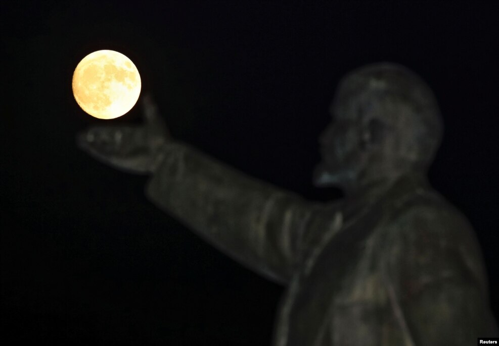 A full moon rises behind a statue of Soviet state founder Vladimir Lenin on the eve of the &quot;supermoon&quot; spectacle, Baikonur, Kazakhstan.