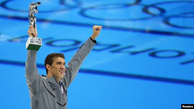 Michael Phelps celebra su premio como el atleta olímpico más premiado, al conseguir su 22a. medalla este sábado, en Londres.