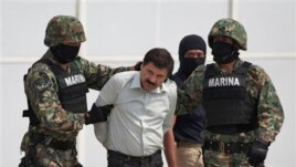 Joaquin 'El Chapo' Guzman bị còng tay áp tải lên trực thăng ở Mexico City, 22/2/2014.
