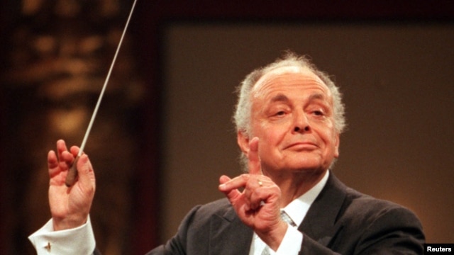Nhạc trưởng Lorin Maazel chỉ huy dàn nhạc Vienna Philharmonic Orchestra trong buổi diễn tập cho buổi hòa nhạc hàng năm vào ngày đầu năm mới, 30/12/1998