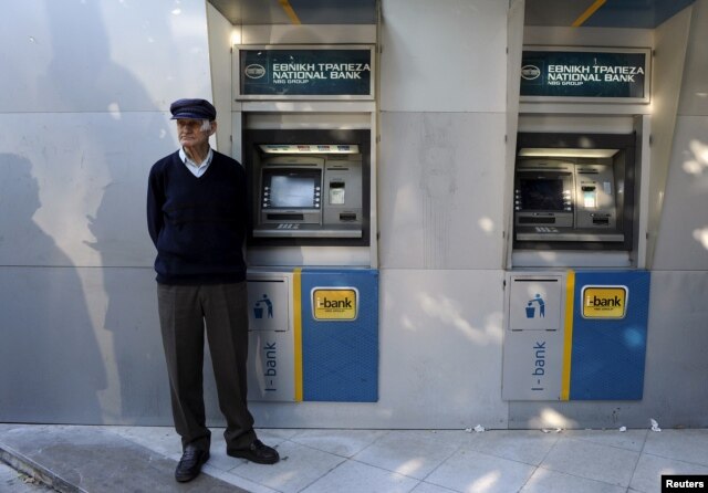 Đất nước Hy Lạp thức dậy sáng 29/6 với các ngân hàng bị đóng cửa và các máy rút tiền tự động trống rỗng