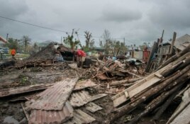 Với sức gió mạnh đến 300 kilômét/giờ, bão Pam đã phá huỷ hoàn toàn các làng mạc ở Vanuatu, thổi bay các nóc nhà, làm gãy các cột điện và cây cối.