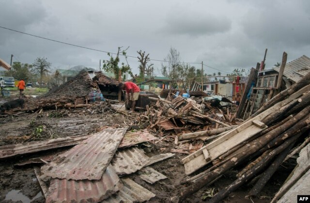 Với sức gió mạnh đến 300 kilômét/giờ, bão Pam đã phá huỷ hoàn toàn các làng mạc ở Vanuatu, thổi bay các nóc nhà, làm gãy các cột điện và cây cối.