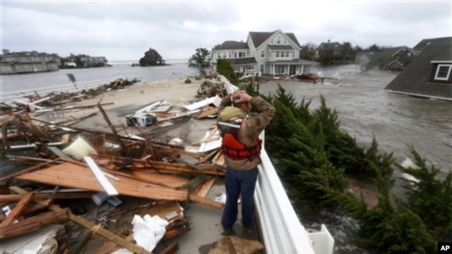 Salah satu cuaca ekstrem tahun 2012 adalah Badai Sandy dan gelombang badai yang melanda masyarakat pesisir di New Jersey dan menggenangi jalur kereta bawah tanah, terowongan dan jalan-jalan di New York City, yang menyebabkan kerugian sedikitnya $40 miliar (Foto: dok).