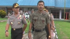 Asops Kapolri Irjen Pol Arif Wachyunadi (kiri) bersama Kapolda Sulawesi Tengah Brigjend Idham Azis di Poso, Kamis 12/3 (VOA/Yoanes).
