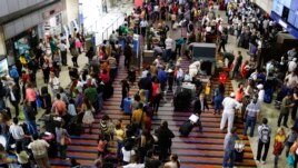 (File) Passengers line up for the security checkpoint at Simon Bolivar airport in La Guaira, outside Caracas.