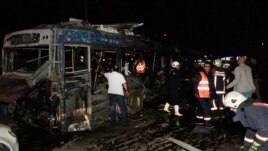Nhân viên cấp cứu làm việc tại hiện trường vụ nổ ở thủ đô Ankara, Thổ Nhĩ Kỳ, ngày 13 tháng 3, 2016. 
