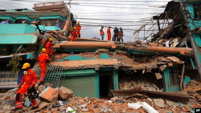 Personal de rescate de la India busca sobrevivientes en Katmandú, Nepal, luego del terremoto del sábado.