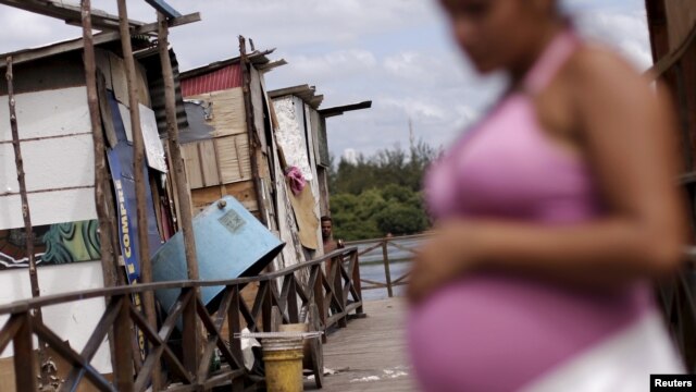 Cô Lediane da Silva, hiện mang thai tháng thứ tám, ở tại thị trấn nghèo khó Beco do Sururu, ở Brazil. 