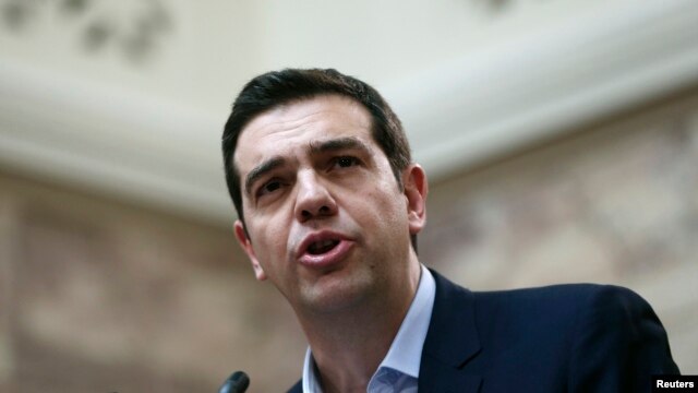 Thủ tướng Hy Lạp Alexis Tsipras đang đối mặt với những chỉ trích về việc triển hạn khoản cứu nguy vì ông đã cam kết trong chiến dịch vận động tranh cử là sẽ chấm dứt chương trình vay và các biện pháp kiệm ước do các nước và định chế cho vay áp đặt