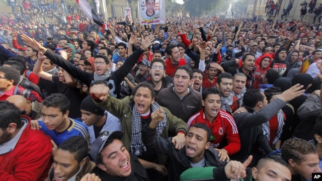 Người hâm mộ câu lạc bộ bóng đá Al-Ahly ăn mừng phán quyết của tòa tử hình 21 người trong vụ bạo lực bóng đá làm chết 74 thiếu niên Ai Cập hồi năm ngoái.