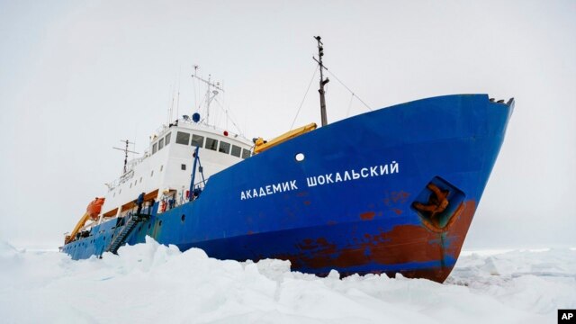 Chiếc tàu Akademik Shokalskiy của Nga bị kẹt trong băng tuyết dày đặc ở Nam Cực, 27/12/13 (Ảnh: AP Photo/Australasian Antarctic Expedition/Footloose Fotography, Andrew Peacock)