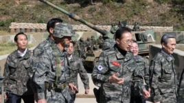 지난달 18일 서해 최북단 연평도 연평부대를 방문한 이명박 대통령. (자료사진)