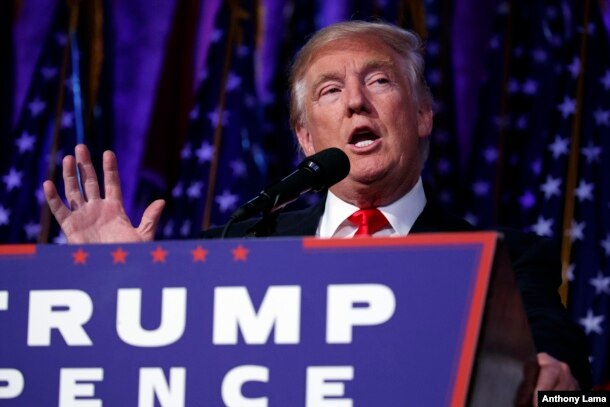 លោក Donald Trump ប្រធានាធិបតី​ជាប់​ឆ្នោតថ្លែងនៅ​រាត្រី​ថ្ងៃ​បោះឆ្នោត​ទី​៩ ខែ​វិច្ឆិកា ឆ្នាំ​២០១៦​ នៅ​បុរី​ញូវយ៉ក។