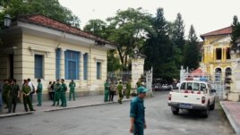 Cảnh sát, nhân viên an ninh bên ngoài cổng vào Tòa án Nhân dân TPHCM. 