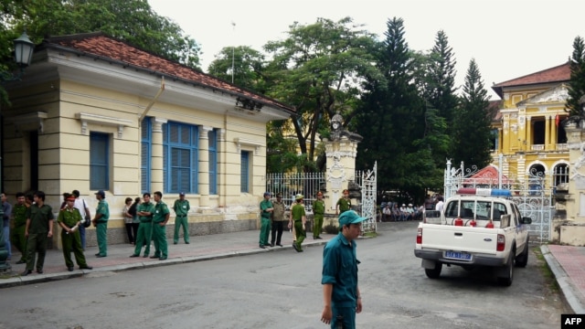 Cảnh sát và nhân viên an ninh bên ngoài Tòa án nhân dân thành phố Hồ Chí Minh.