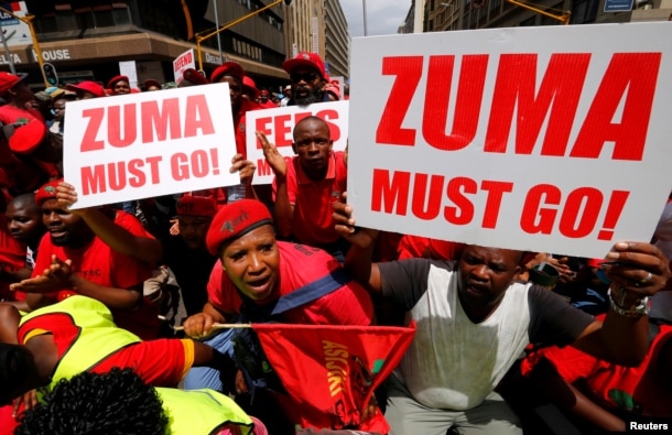 Protestors call for the removal of President Jacob Zuma outside court in Pretoria, Nov. 2, 2016.