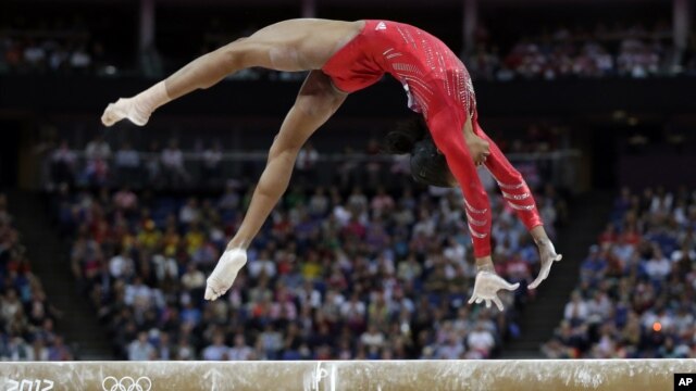 Gabrielle Douglas, del equipo de gimnasia de Estados Unidos, se presenta en la viga.