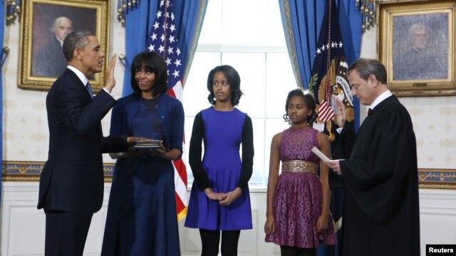 Predsednik Barak Obama polaže zakletvu na ceremoniji u Beloj kući