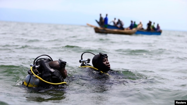 Askari wa kikosi cha wanamaji cha Polisi ya  Uganda wakijaribu kuokoa watu waliokuwa wakizama katika ziwa Albert Machi 23, 2014.