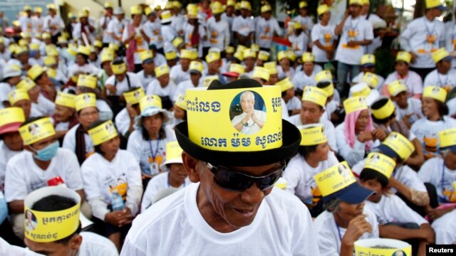 Supporters of Mam Sonando, owner of a local independent radio station and a land rights campaigner, take part in a protest demanding his release in front of the Appeal Court in Phnom Penh, March 14, 2013.
