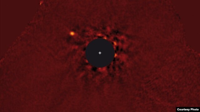 The super-Jupiter can be clearly seen at the top left. In the image, its distance from its parent star corresponds to 1.8 times the distance between Neptune and the Sun.(NAOJ/Subaru)