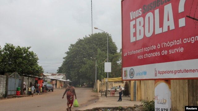 Sebuah billboard dengan peringatan mengenai wabah Ebola di Conakry, Guinea (foto: dok). Hanya Guinea yang mencapai target pemberantasan ebola WHO sebelum 1 Desember 2014.