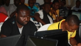 Des volontaires nigérians dans le centre Google à Abuja, aident à cartographier la capitale