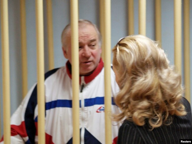 Sergei Skripal, excoronel del servicio de inteligencia militar GRU de Rusia, observa a los acusados mientras asiste a una audiencia en el tribunal del distrito militar de Moscú, Rusia, el 9 de agosto de 2006. Foto de archivo.