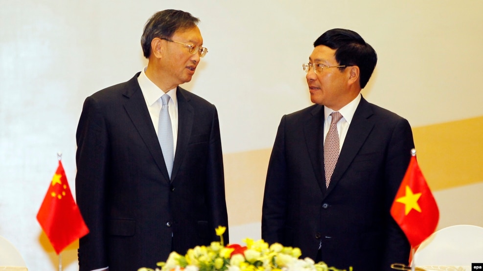 Ủy viên Quốc vụ viện Trung Quốc Dương Khiết Trì và Bộ trưởng Ngoại giao Việt Nam Phạm Bình Minh tại Hà Nội, ngày 27/6/2016.