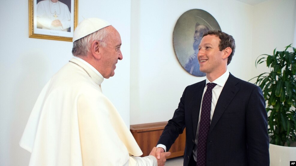 Đức Giáo Hoàng Francis gặp ông chủ Facebook Mark Zuckerberg ở Vatican, ngày 29 tháng 8 năm 2016.