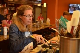 Jane Rasmussen taking a cooking class at Culinaria in Vienna, Virginia. (VOA/S. Logue)