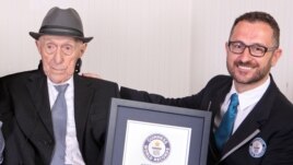 Trong bức ảnh được cung cấp bởi Guinness World Records, ông Marco Frigatti, trưởng nhóm quản lý hồ sơ cho Guinness World Records, trao chứng nhận người sống lâu nhất thế giới cho ông Israel Kristal ở Haifa, Israel, ngày 11/3/2016.